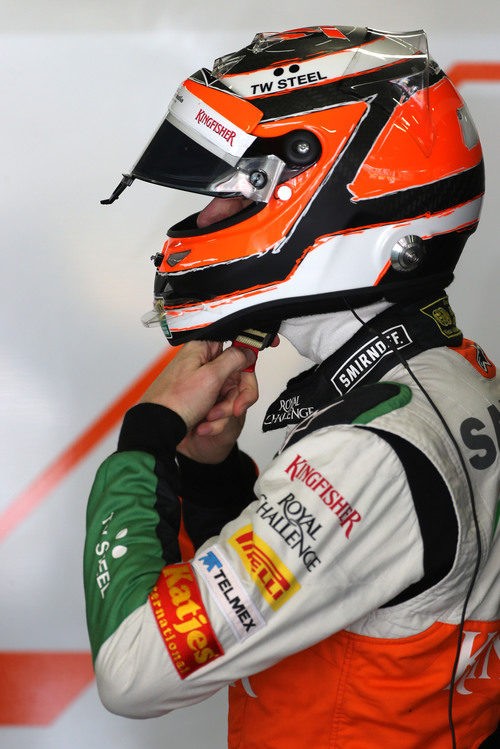 Nico Hülkenberg ajustándose el casco antes de salir