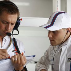 Valtteri Bottas comentando el programa con un ingeniero