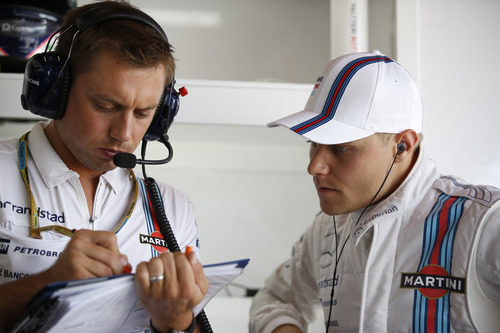 Valtteri Bottas comentando el programa con un ingeniero