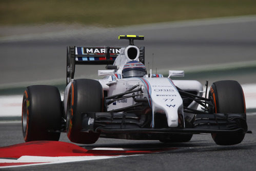 Valtteri Bottas subiendose por los pianos