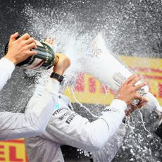Chorro de champán entre Nico Rosberg y Lewis Hamilton