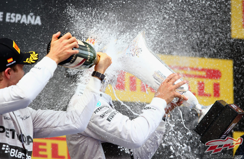 Chorro de champán entre Nico Rosberg y Lewis Hamilton
