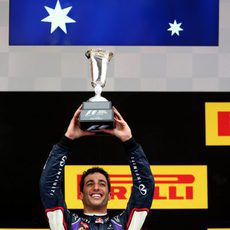 Daniel RIcciardo levanta el trofeo de tercer clasificado