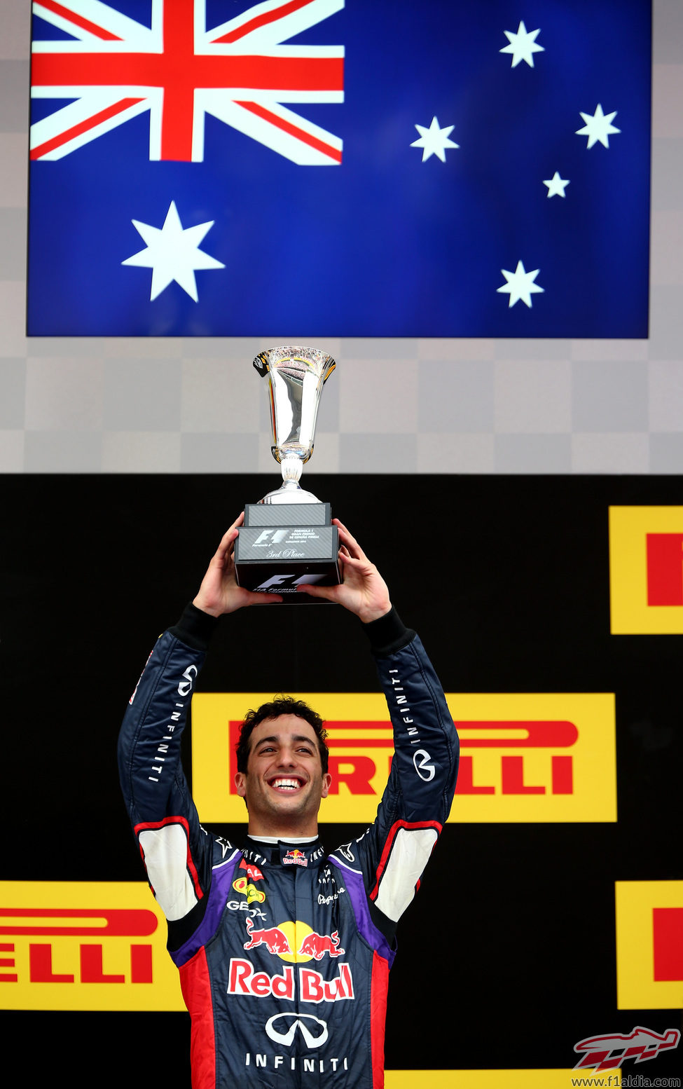 Daniel RIcciardo levanta el trofeo de tercer clasificado