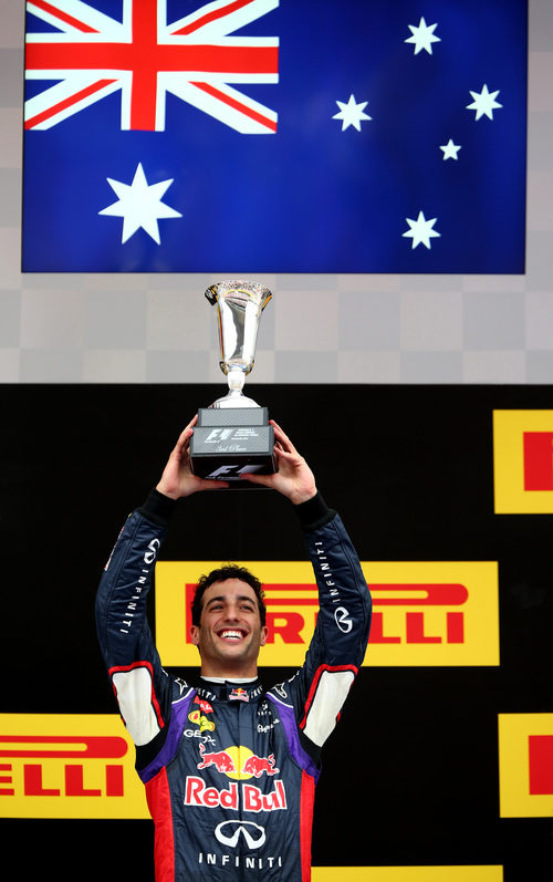 Daniel RIcciardo levanta el trofeo de tercer clasificado