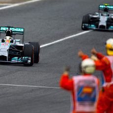 Los comisarios aplauden a Lewis Hamilton y Nico Rosberg