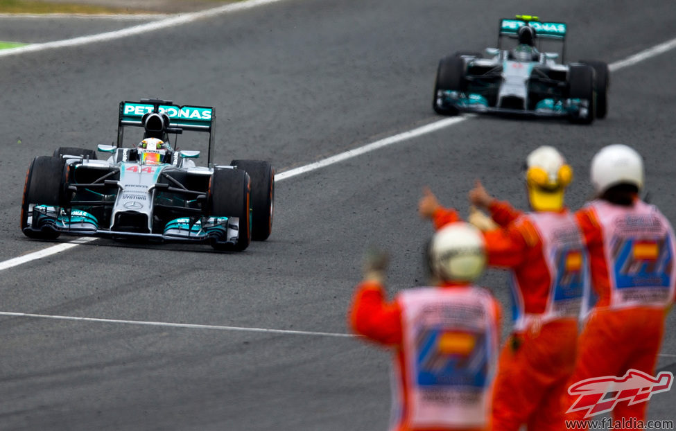 Los comisarios aplauden a Lewis Hamilton y Nico Rosberg