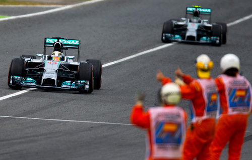 Los comisarios aplauden a Lewis Hamilton y Nico Rosberg