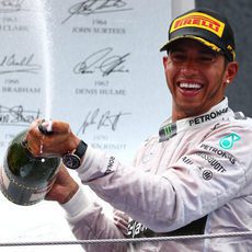 Lewis Hamilton descorcha el champán en Barcelona