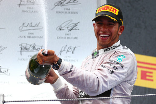 Lewis Hamilton descorcha el champán en Barcelona