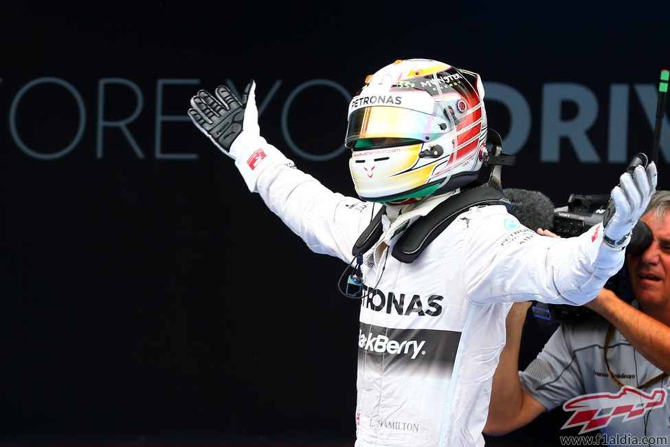 Enorme alegría de Lewis Hamilton en Barcelona
