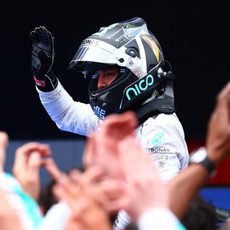 Nico Rosberg saluda tras lograr la segunda posición