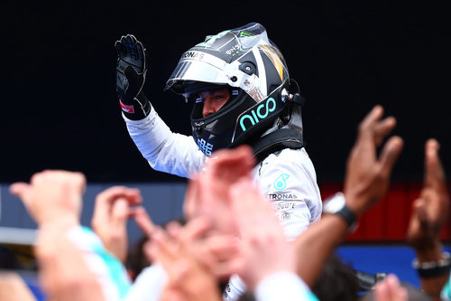 Nico Rosberg saluda tras lograr la segunda posición