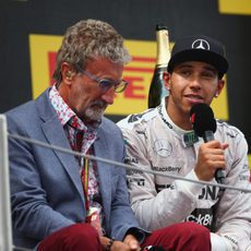 Eddie Jordan charla con Lewis Hamilton en el podio