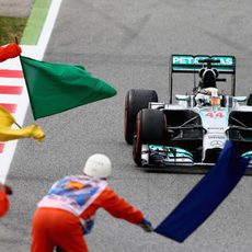 Los comisarios celebran con 'banderazos' la victoria de Lewis Hamilton