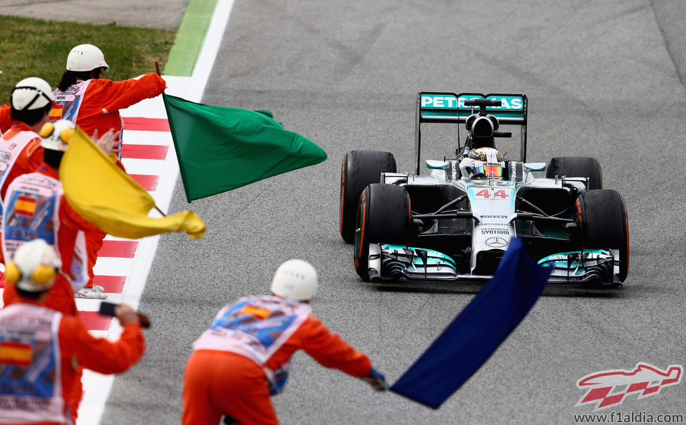 Los comisarios celebran con 'banderazos' la victoria de Lewis Hamilton