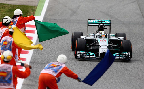 Los comisarios celebran con 'banderazos' la victoria de Lewis Hamilton