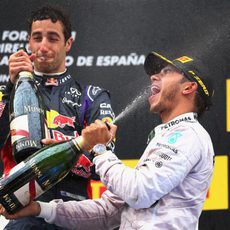 Daniel Ricciardo y Lewis Hamilton comparten podio en Bsrcelona.