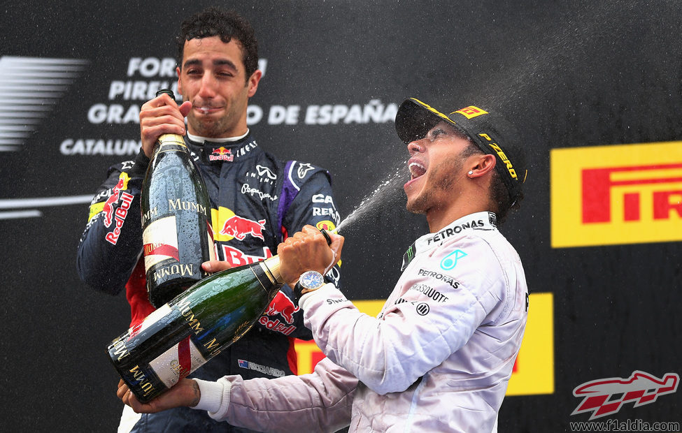 Daniel Ricciardo y Lewis Hamilton comparten podio en Bsrcelona.