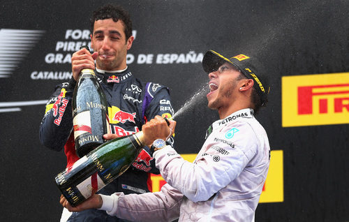 Daniel Ricciardo y Lewis Hamilton comparten podio en Bsrcelona.