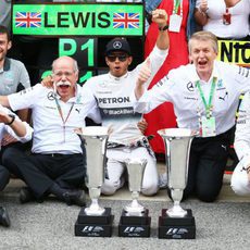 Mercedes celebra el doblete con Hamilton y Rosberg