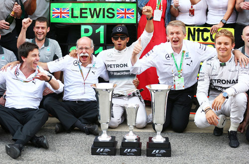 Mercedes celebra el doblete con Hamilton y Rosberg