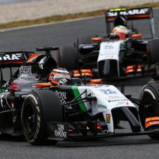 Nico Hülkenberg vigila a Sergio Pérez