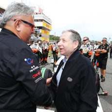 Jean Todt y Vijay Mallya se saludan