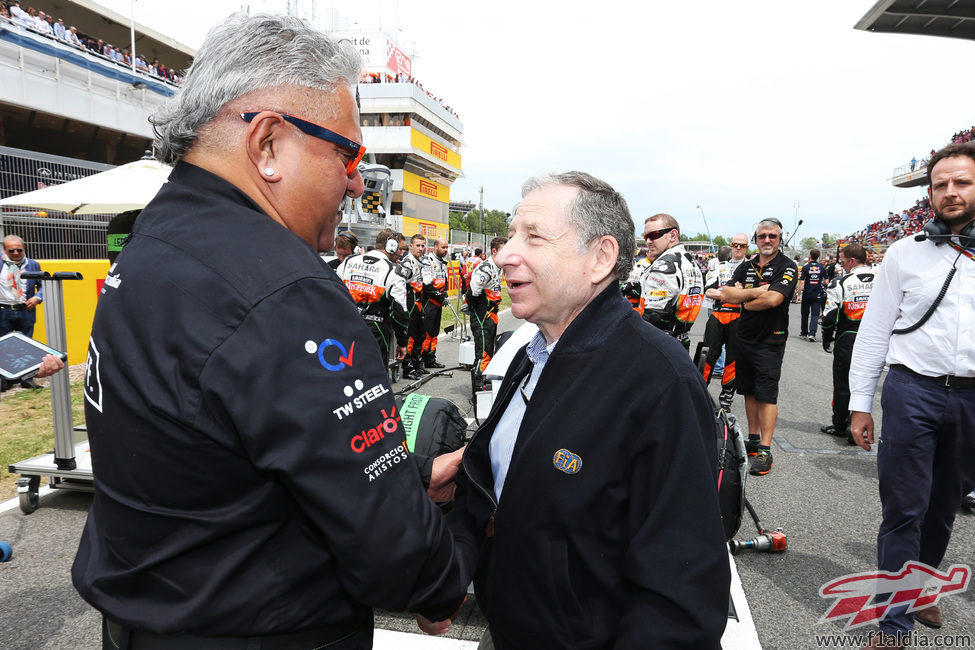 Jean Todt y Vijay Mallya se saludan