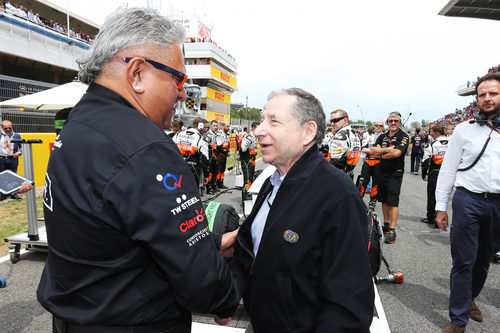 Jean Todt y Vijay Mallya se saludan