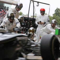 Kevin Magnussen entrando a hacer su parada