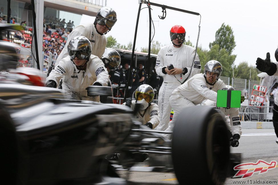 Kevin Magnussen entrando a hacer su parada