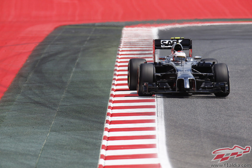 Kevin Magnussen subiéndose por los pianos