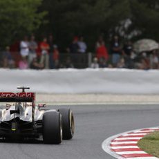 Pastor Maldonado trazando una curva del Circuit de Catalunya