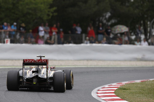 Pastor Maldonado trazando una curva del Circuit de Catalunya