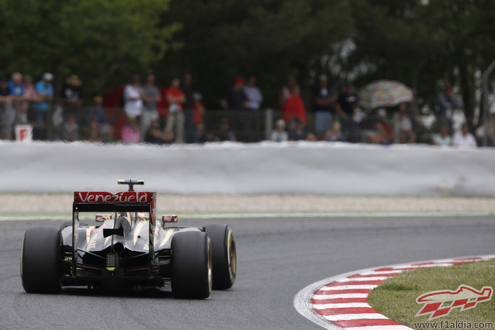 Pastor Maldonado trazando una curva del Circuit de Catalunya