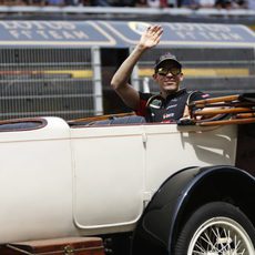 Pastor Maldonado saludando en el driver's parade