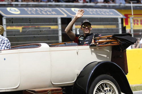 Pastor Maldonado saludando en el driver's parade