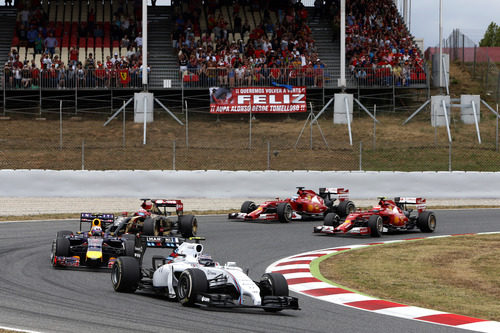 Valtteri Bottas por delante de Ricciardo, Grosjean y los dos Ferrari