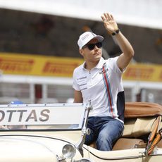 Valtteri Bottas saludando en el driver's parade