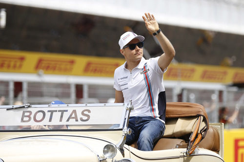 Valtteri Bottas saludando en el driver's parade