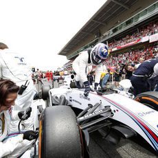 Valtteri Bottas llegando a su posición en la parrilla de salida