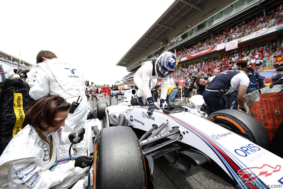 Valtteri Bottas llegando a su posición en la parrilla de salida