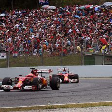 Kimi Räikkönen rueda delante de Fernando Alonso