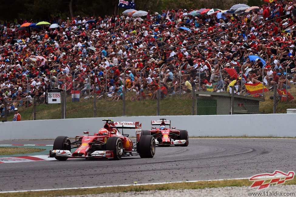 Kimi Räikkönen rueda delante de Fernando Alonso