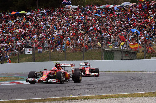 Kimi Räikkönen rueda delante de Fernando Alonso