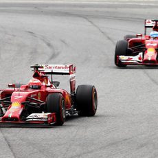 Kimi Räikkönen salía por delante de Fernando Alonso