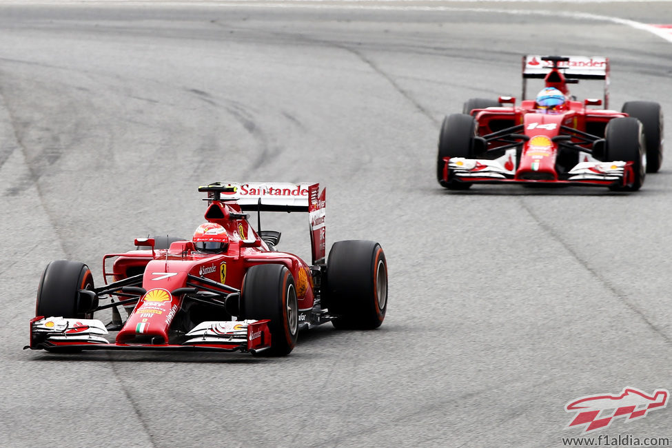 Kimi Räikkönen salía por delante de Fernando Alonso