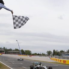 Lewis Hamilton y Nico Rosberg cruzan la meta en España