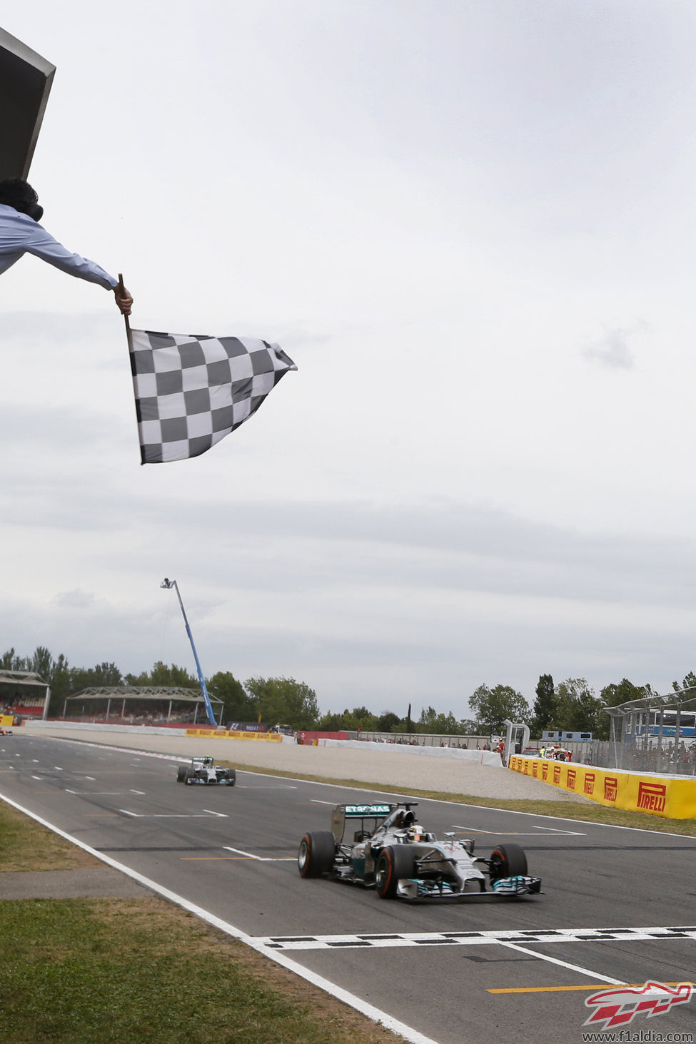 Lewis Hamilton y Nico Rosberg cruzan la meta en España